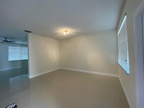 1156 Chinaberry Dr in Weston, FL - Building Photo - Building Photo