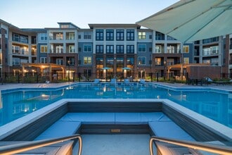 J Creekside at Exton in Exton, PA - Foto de edificio - Building Photo