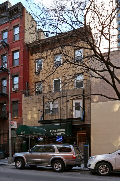 307 W 47th St in New York, NY - Building Photo