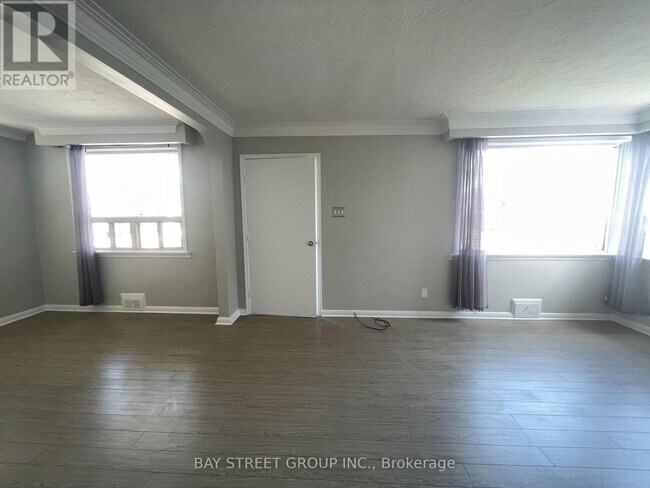 33 Bentworth Ave in Toronto, ON - Building Photo - Building Photo