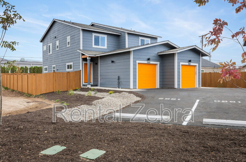 1660 SW Salmon Ave in Redmond, OR - Foto de edificio
