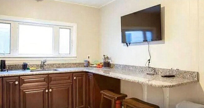 12 Hunting St, Unit 1