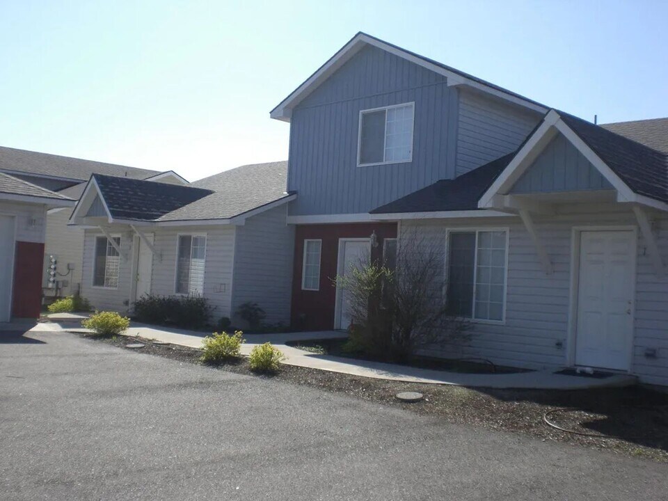6340 W Trestle St in Rathdrum, ID - Building Photo
