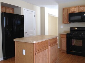 2106 Kathleen Cir in Montgomery, IL - Foto de edificio - Building Photo