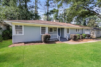 1085 Meadow Heights Dr in Jackson, MS - Building Photo - Building Photo