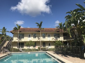 Le Bijou in Naples, FL - Foto de edificio - Building Photo