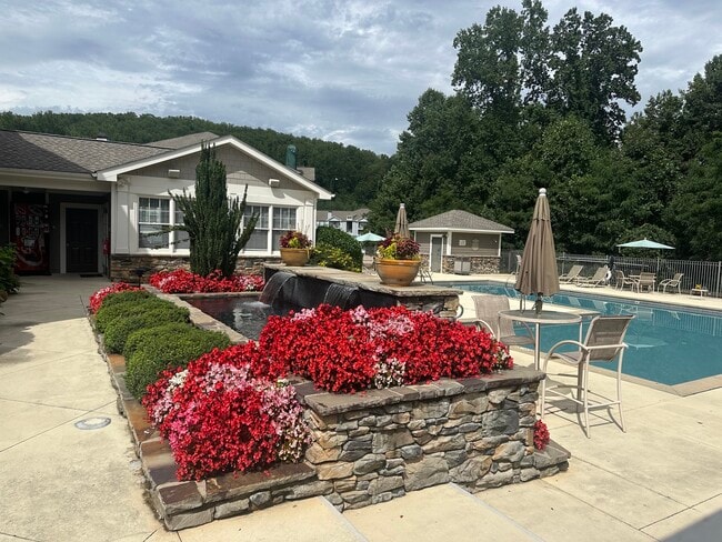 700 Vista Lake Dr, Unit 307 in Candler, NC - Building Photo - Building Photo