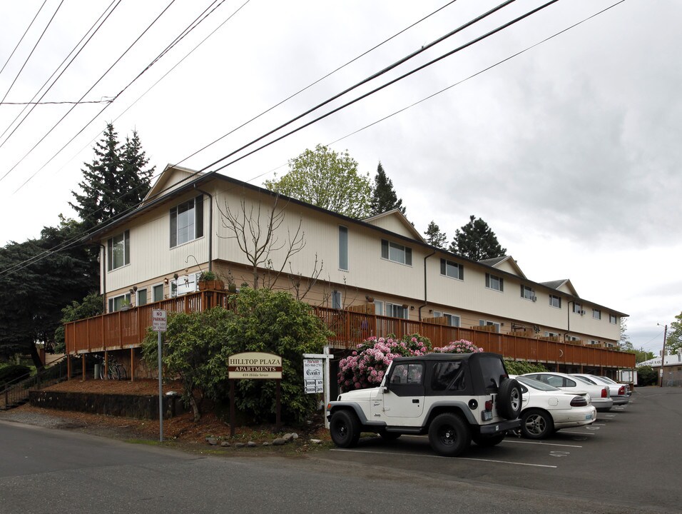 Hilltop Plaza Apartments in Oregon City, OR - Building Photo