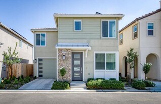 2021 N Rogers Ln in Clovis, CA - Building Photo