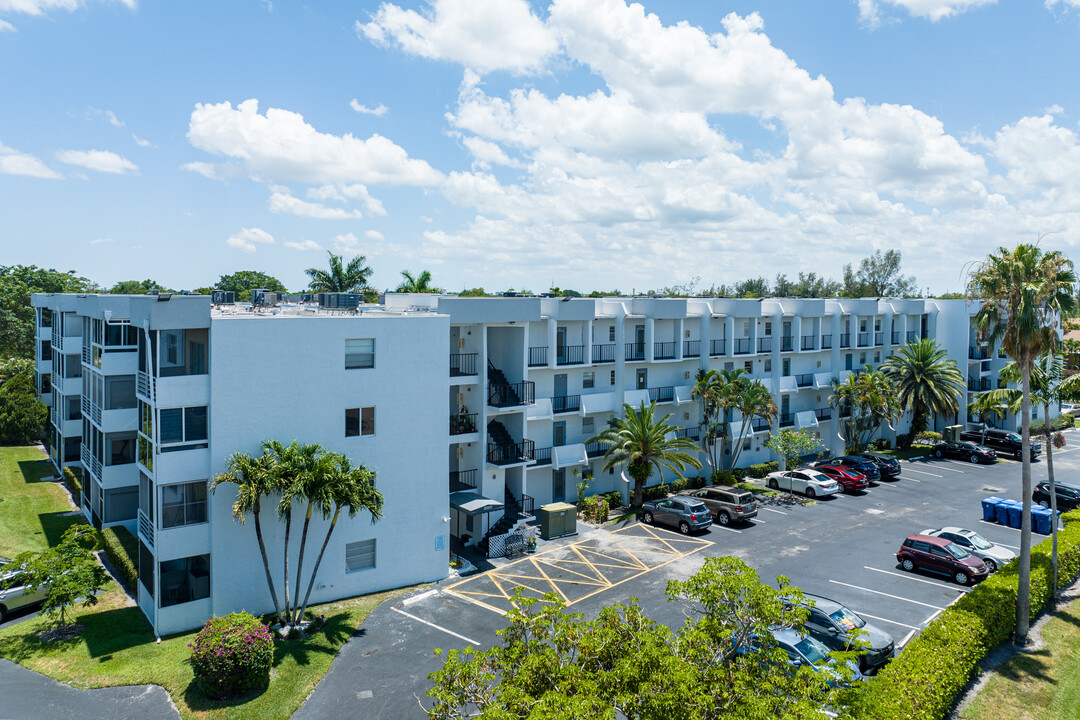 Quail Run in Sunrise, FL - Building Photo