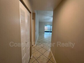 1042 Axlewood Cir in Brandon, FL - Building Photo - Building Photo