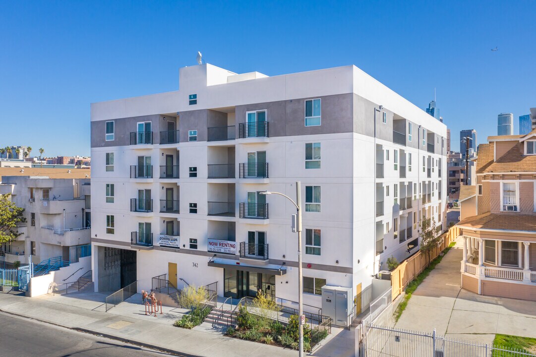 Manali Residence in Los Angeles, CA - Building Photo
