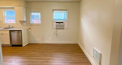 602 W 12th St in The Dalles, OR - Building Photo - Building Photo