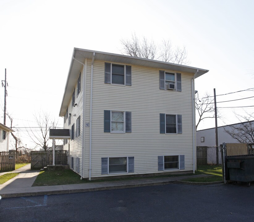 10 Cherry St in Bay Shore, NY - Building Photo