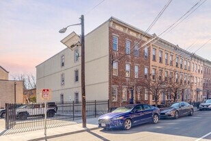 345 7th St in Jersey City, NJ - Building Photo