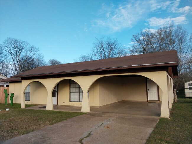 608 Mayflower Ln in Crockett, TX - Building Photo - Building Photo