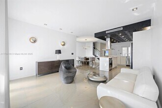 6414 NW 104th Path in Doral, FL - Building Photo - Building Photo