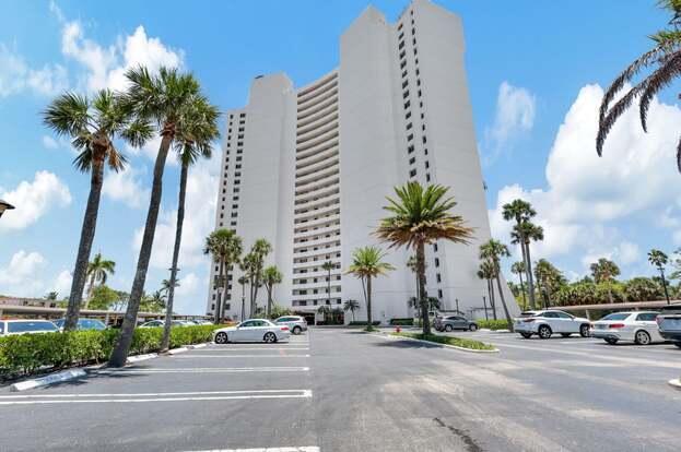 5200 N Flagler Dr, Unit 902 in West Palm Beach, FL - Foto de edificio - Building Photo