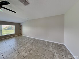 10652 Standing Stone Dr in Wimauma, FL - Foto de edificio - Building Photo