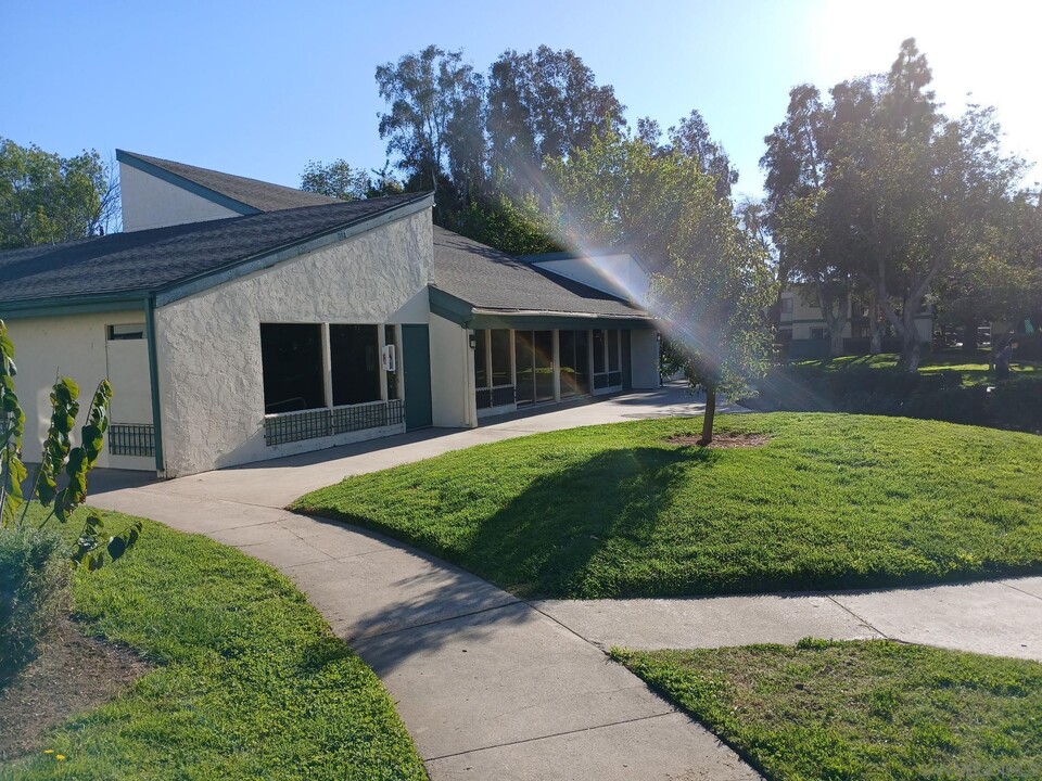 1817 E Grand Ave in Escondido, CA - Foto de edificio