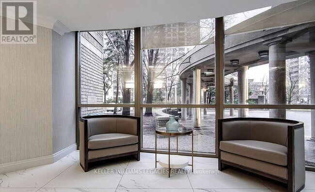 45 Kingsbridge Garden Cir in Mississauga, ON - Building Photo - Building Photo