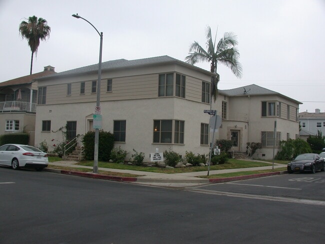 8325 W 1st St, Unit 8325