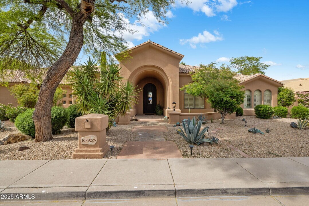 10892 E Gold Dust Ave in Scottsdale, AZ - Foto de edificio