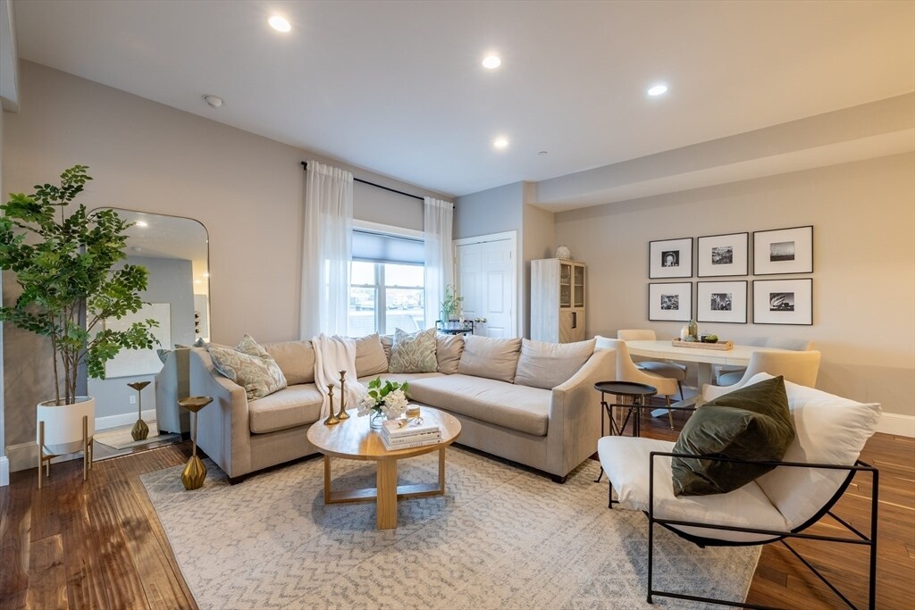 120 W Seventh St in Boston, MA - Building Photo