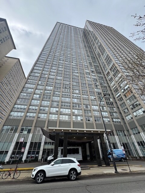 655 W Irving Park Rd, Unit 3408 in Chicago, IL - Building Photo