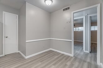 Landmark Apartments in Dallas, TX - Building Photo - Building Photo