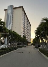 400 Kings Point Dr in Sunny Isles Beach, FL - Building Photo - Building Photo