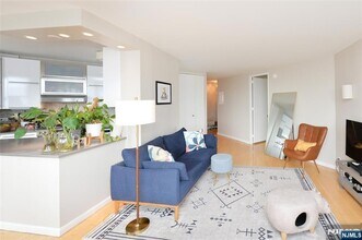 7000 JFK Blvd E, Unit 15D in West New York, NJ - Foto de edificio - Building Photo