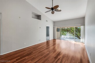 760 Wiggins Lake Dr in Naples, FL - Building Photo - Building Photo