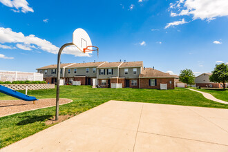 Maple Grove Villas in West Des Moines, IA - Foto de edificio - Building Photo