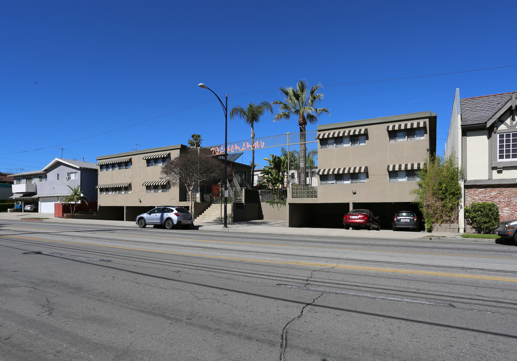 4401 W Verdugo Ave in Burbank, CA - Foto de edificio