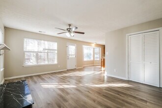 100 Old Surrey Ct in College Park, GA - Foto de edificio - Building Photo