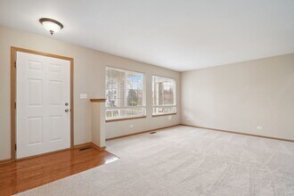 640 Lincoln Station Dr in Oswego, IL - Building Photo - Building Photo