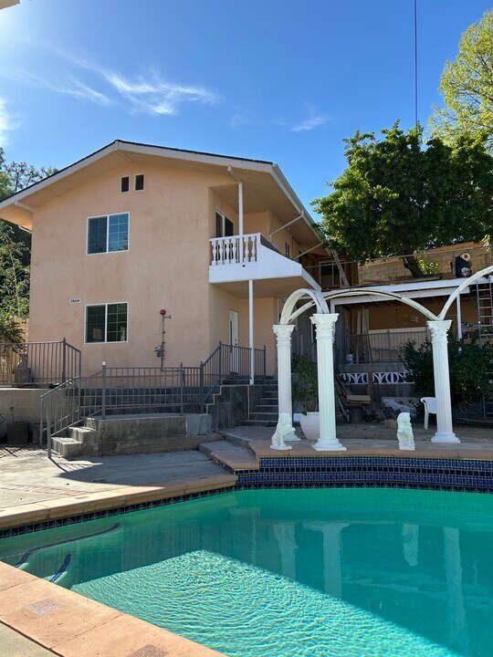 20229 Lorenzana Dr in Los Angeles, CA - Building Photo