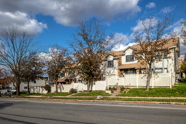 Four Brothers Condos in Staten Island, NY - Building Photo - Building Photo