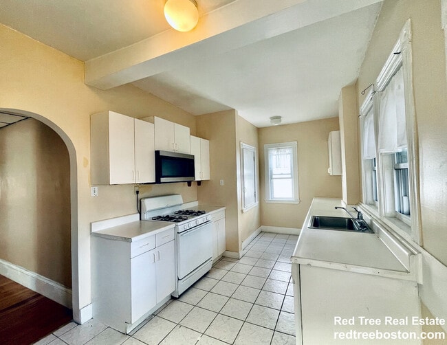 3 Washburn Ter, Unit 3 in Brookline, MA - Foto de edificio - Building Photo