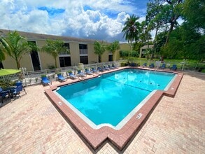Garden Grove Apartments in Sarasota, FL - Building Photo - Building Photo