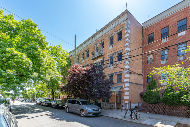 190 Meserole Ave in Brooklyn, NY - Building Photo - Building Photo