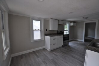 914 23rd St W, Unit B in Bradenton, FL - Foto de edificio - Building Photo