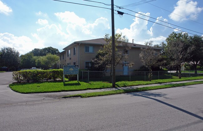 Forest Lane Apartments in Pinellas Park, FL - Foto de edificio - Building Photo
