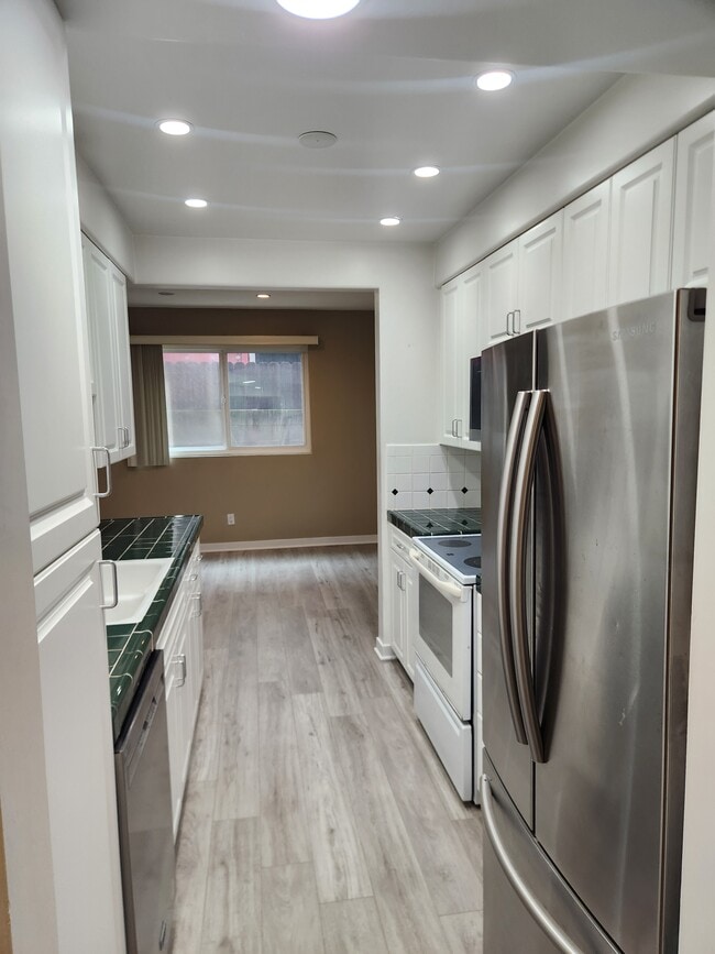 1242 S Barrington Ave, Unit 104 in Los Angeles, CA - Building Photo - Building Photo