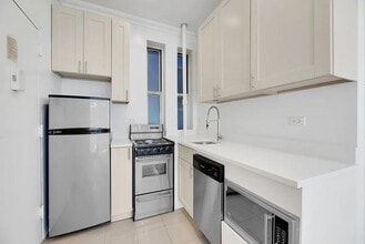 220 Sullivan St, Unit 2E in New York, NY - Foto de edificio - Building Photo