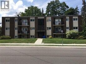 154 Elgin St N in Cambridge, ON - Building Photo