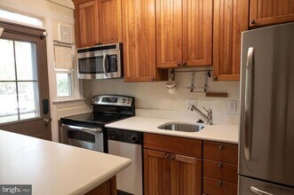 8 Auburn Ct in Alexandria, VA - Building Photo - Building Photo