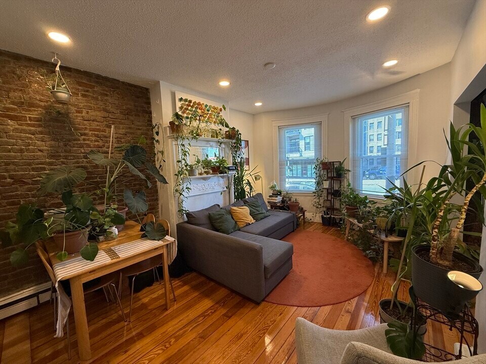 22 S Huntington Ave in Boston, MA - Building Photo