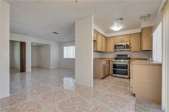 6211 Meadow Brook Ln in Las Vegas, NV - Building Photo - Building Photo